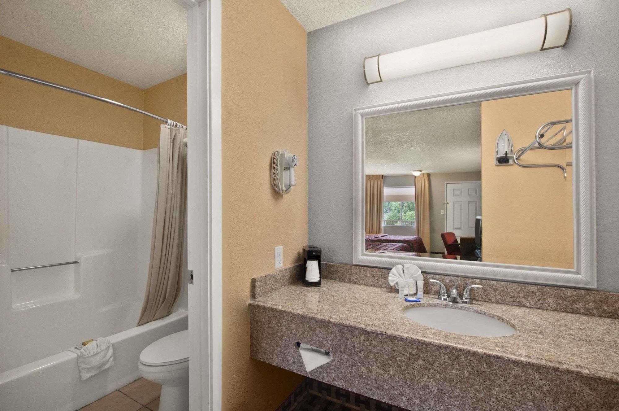 Super 8 By Wyndham Corsicana Exterior photo