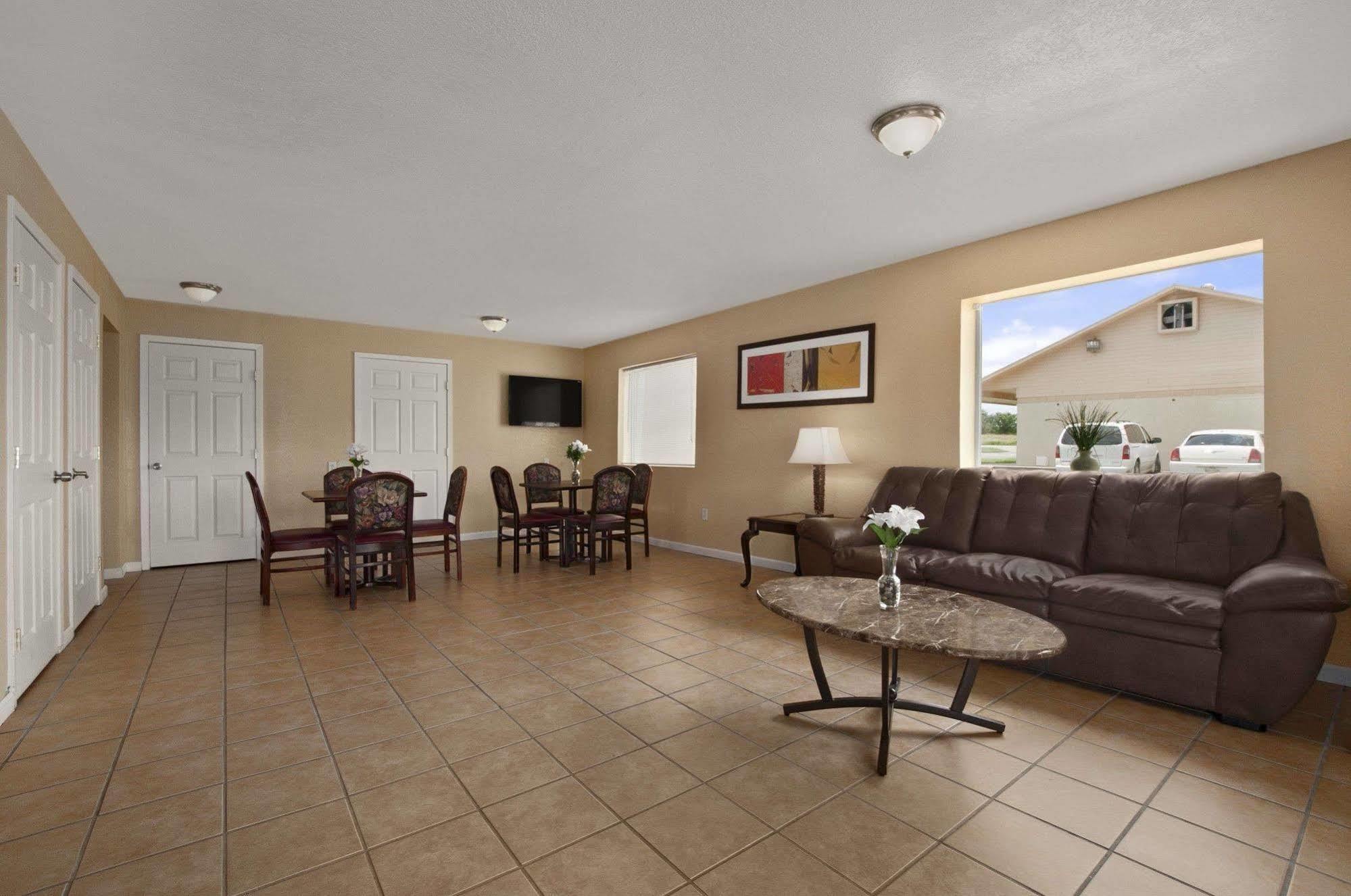 Super 8 By Wyndham Corsicana Exterior photo