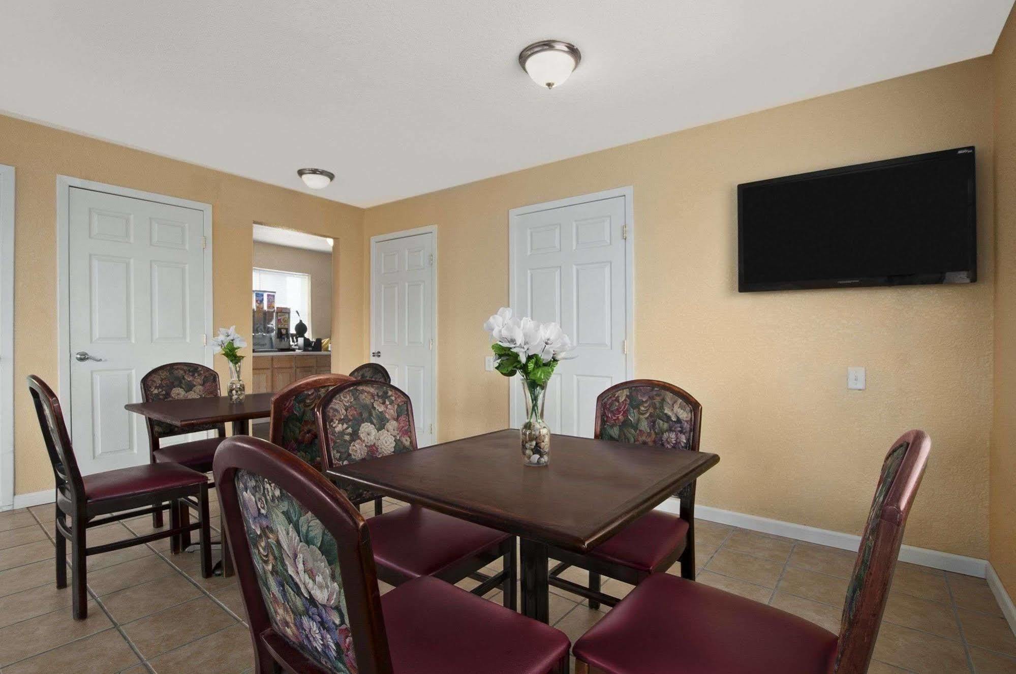 Super 8 By Wyndham Corsicana Exterior photo